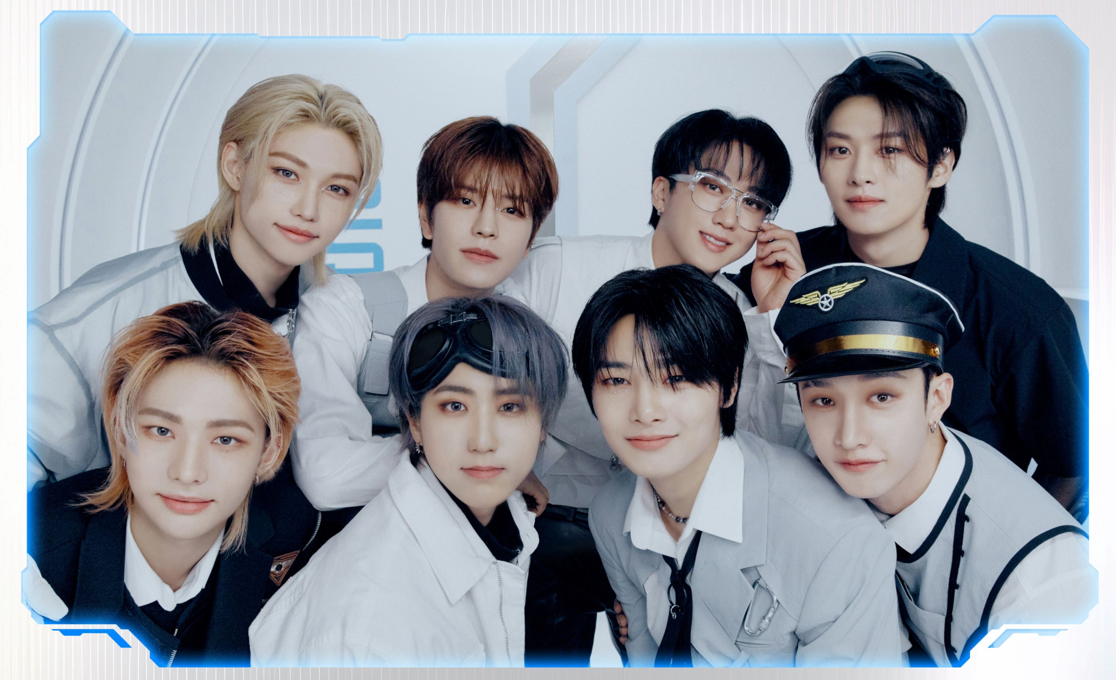 Stray Kids und Skzoo zeigen sich als Piloten in neuen Fanartikeln!